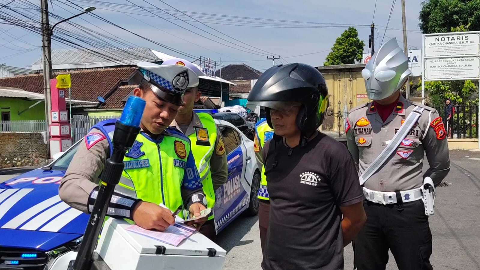 'Ultraman' saat ikut patroli keliling