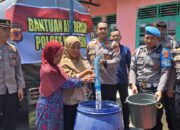 Warga Sulit Dapat Air Bersih, Polres Kuningan Bantu Ribuan Liter Air