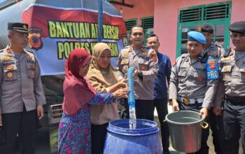 Warga Sulit Dapat Air Bersih, Polres Kuningan Bantu Ribuan Liter Air